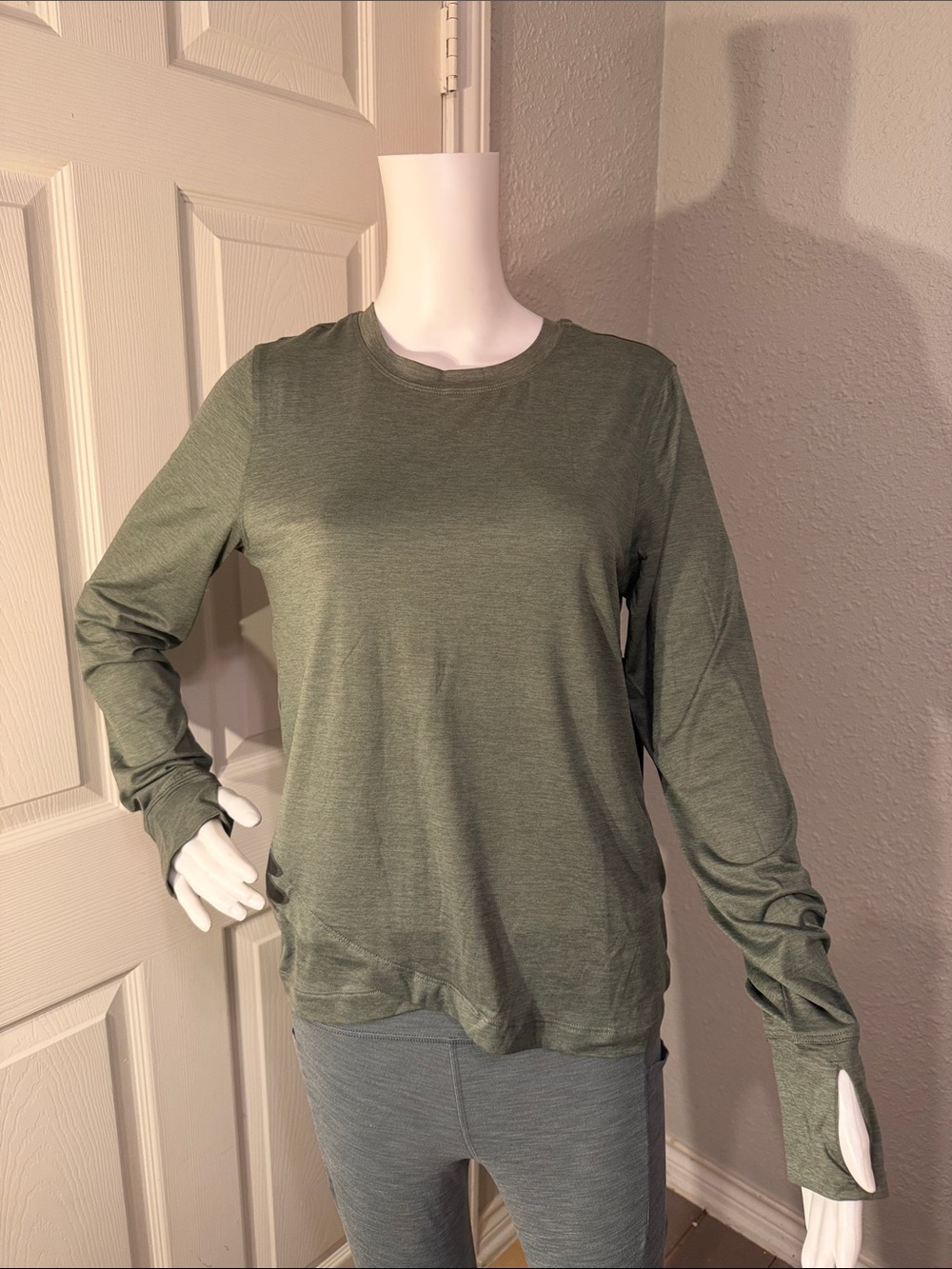 New With Tags VELOCITY Sz S Haven Crew Top w/ tulip hem mountain sage
